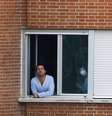 Marido da enfermeira espanhola com ebola aparece em janela do Hospital Carlos III, em Madri  Foto: Paul Hanna / Reuters