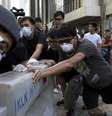 As barricadas criadas pelos manifestantes nas ruas de Hong Kong começaram a ser retiradas nesta segunda-feira  Foto: Tyrone Siu / Reuters