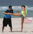 Grazi e Ana Lima fazem treino funcional na praia  Foto: AgNews