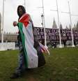 <p>Um homem coberto por&nbsp;uma bandeira palestina caminha pr&oacute;ximo ao Parlamento em Londres, em 13 de outubro</p><p>&nbsp;</p>  Foto: Luke MacGregor / Reuters