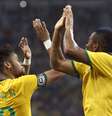 Neymar e Robinho comemoram gol do Brasil  Foto: Edgar Su / Reuters