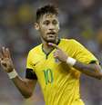 Neymar sinaliza três, mas até o final do jogo faria mais um  Foto: Wong Maye-E / AP