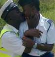 O beijo da polêmica: policiais foram demitidos após foto em que aparecem se beijando uniformizados   Foto: BBC News Brasil