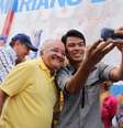 José Melo faz selfie com eleitor  Foto: Divulgação