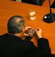 <p>O religioso olha fotos de meninas durante julgamento; ele foi condenado por pedofilia em um caso nesta quarta-feira</p>  Foto: Ivan Alvarado / Reuters