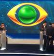 <p>Candidatos Dilma Rousseff (PT) e Aécio Neves (PSDB) no estúdio da Bandeirantes, pouco antes do início do primeiro debate do segundo turno da eleição presidencial</p>  Foto: BBC Brasil