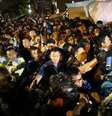 <p>Policiais usam g&aacute;s de pimenta contra os manifestantes que ocuparam &aacute;reas de Hong Kong para exigir de Pequim mais liberdades democr&aacute;ticas</p>  Foto: Carlos Barria / Reuters