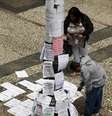 <p>Pessoas olham anúncios de vagas de emprego em rua no centro de São Paulo</p>  Foto: Paulo Whitaker / Reuters