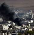 Fumaça é vista na cidade de Kobani, palco de confrontos entre curdos e jihadistas   Foto: Kai Pfaffenbach / Reuters
