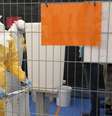 Equipe da Organização Médicos Sem Fronteiras recebe treinamento contra ebola em Bruxelas  Foto: Francois Lenoir / Reuters