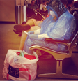 A mulher não teve identidade revelada, mas parece vestir de forma "especial" contra ebola após casos do vírus no país  Foto: Daily Caller / Reprodução