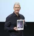 <p>Este é o novo iPad 2. Você consegue vê-lo?, brincou Tim Cook, presidente-executivo da Apple, ao mostrar o quão fino é o tablet</p>  Foto: Robert Galbraith  / Reuters