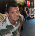 Florisvaldo dos Santos, que está em nova ocupação com o filho de 2 anos; ele tomou um tiro de bala de borracha na reintegração de posse do prédio da São João  Foto: Débora Melo / Terra