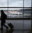 <p>Serão mantidos em licença dois pilotos e quatro comissários de bordo </p>  Foto: Juan Medina / Reuters