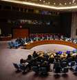 <p>Chefe da missão da ONU sobre ebola, Anthony Banbury, (no telão) fala com membros do Conselho de Segurança da organização, em Nova York</p>  Foto: Eduardo Munoz / Reuters