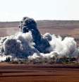 Fumaça se espalha em uma vila nos arredores da cidade síria de Kobani, perto da fronteira com a Turquia. 15/10/2014.  Foto: Kai Pfaffenbach / Reuters
