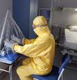 Enfermeira militar faz exames por suspeita de ebola em Paris  Foto: THOMAS SAMSON  / AFP