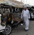 Homem observa destruição causada por carros-bomba em Bagdá  Foto: Karim Kadim / AP