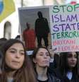 Manifestantes participam de um protesto no centro de Londres em 11 de outubro para mostrar apoio à resistência curda ao Estado Islâmico  Foto: JUSTIN TALLIS / AFP