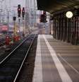 <p>As plataformas ficaram vazias em Frankfurt, neste sábado, 18 de outubro</p>  Foto: Michael Probst / AP
