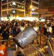 <p>Policiais retiram as barreiras montadas pelos manifestantes na área ocupada no bairro de Mong Kok, na madrugada de 18 de outubro</p>  Foto: Kin Cheung / AP