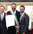 Um casal gay, casado oficialmente fora da Itália, posa com o prefeito de Roma, Ignazio Marino (ao centro) durante a cerimônia de reconhecimento do seu casamento em Roma, neste sábado, 18 de outubro  Foto: Remo Casilli / Reuters