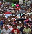 <p>Estudantes, professores e familiares dos desaparecidos participam de uma marcha em Acapulco, em 17 de outubro</p>  Foto: Jorge Dan Lopez / Reuters