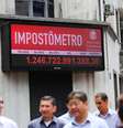 Em 6 de outubro, impostômetro da Associação Comercial de São Paulo (ACSP), registrava R$ 1 trilhão e 246 bilhões em impostos, taxas e contribuições federais, estaduais e municipais pagos por todos os brasileiros desde 1º de janeiro de 2014  Foto: Renato S. Cerqueira / Futura Press