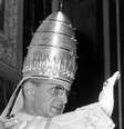 Papa Paulo VI dá a sua bênção na Basílica de São Pedro em 30 de junho de 1963, instantes antes de ser coroado  Foto: Luigi Felici / AP