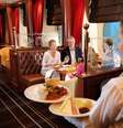 <p>Cervejarias e pubs são opções para relaxar em cruzeiros</p>  Foto: Cunard Line/Divulgação