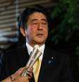 O premiê japonês pediu desculpas pelas duas ministras afastadas  Foto: Toru Hanai / Reuters