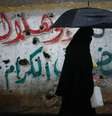 Palestina caminha em busca de água no bairro Shejaia, no leste da Cidade de Gaza, no domingo. 19/10/2014  Foto: Mohammed Salem / Reuters