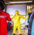 <p>Um agente de saúde vestido com equipamento de proteção é pulverizado com desinfetante após trabalhar em um centro de tratamento de Ebola no oeste de Freetown, Serra Leoa, em 16 de outubro</p>  Foto: Michael Duff / AP