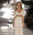 <p>Gisele Bündchen exibiu conjunto de top cropped e saia no último desfile da marca</p>  Foto: Divulgação
