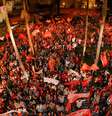 <p>Multidão que não conseguiu entrar no teatro acompanhou o evento por um telão</p>  Foto: Divulgação