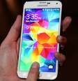 <p>O substituto do Galaxy S5 (foto) deve chegar não apenas com mudanças na configuração de hardware, mas também no sistema de usabilidade Touch Wiz</p>  Foto: Getty Images