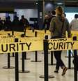 Os EUA restringiram os voos a cinco aeroportos para voos vindos de países atingidos pelo surto  Foto: Eduardo Munoz / Reuters