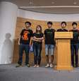 <p>Estudantes participam de coletiva de imprensa ap&oacute;s encontro com autoridades de Hong Kong</p>  Foto: Tyrone Siu / Reuters