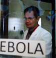<p>Atuais testes de diagnóstico do ebola, com base na detecção genética do vírus, levam, em média, pouco mais de duas horas e têm de ser realizados exclusivamente em laboratório</p>  Foto: Erik De Castro / Reuters