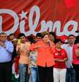 <p>Em Pernambuco, Dilma também participou de evento na praça da Catedral, em Petrolina, para receber apoio dos movimentos sindicais do Nordeste</p>  Foto: Ivan Cruz / Futura Press