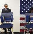 <p>Barack Obama, &agrave; esquerda, vota antecipadamente nas elei&ccedil;&otilde;es para o Congresso de 2014 -&nbsp;em Chicago, no dia 20 de outubro</p>  Foto: AP