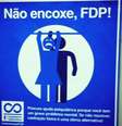 Adesivo encontrado em vagão traz mensagem enfática contra o assédio  Foto: Twitter/Reprodução