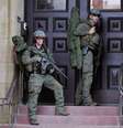 <p>Policiais fortemente armados cercaram o prédio</p>  Foto: Chris Wattie / Reuters
