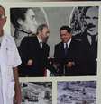 Um dos médicos cubanos tira foto ao lado de painel de líderes latinos  Foto: Enrique De La Osa / Reuters