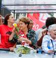 <p>Imagem de caminhada da petista com mulheres em Duque de Caxias (RJ). Além de lançar rosas ao público, ela discursou contra a violência doméstica</p>  Foto: Divulgação