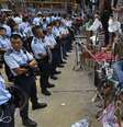 <p>Um manifestante tenta impedir&nbsp;taxistas de removerem&nbsp;barricadas montadas&nbsp;em uma &aacute;rea ocupada&nbsp;no bairro de Mong Kok, em Hong Kong, em 22 de outubro</p>  Foto: Kin Cheung / Reuters
