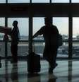 <p>Passageiros no aerporto de Newark, em Nova Jersey</p>  Foto: Eduardo Munoz / Reuters
