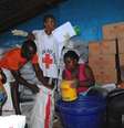 <p>Trabalhadores da Cruz Vermelha distribuem alimentos em Monróvia, na Libéria, um dos países mais afetados pelo surto de Ebola na África Ocidental</p>  Foto: James Giahyue / Reuters