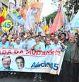 <p>José Ivo Sartori, ao centro da linha, é acompanhado pelo senador eleito por São Paulo, José Serra</p>  Foto: Flavia Bemfica / Especial para Terra