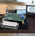<p>O Apple 1 foi o primeiro computador pessoal pr&eacute;-montado a ser vendido; as 50 unidades PC foram feitas a m&atilde;o por Steve Wozniak</p>  Foto: Bonhams / Divulgação